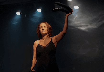 Resenha: A sinfonia narrativa da Companhia do Latão e sua crítica ao patriarcado estrutural