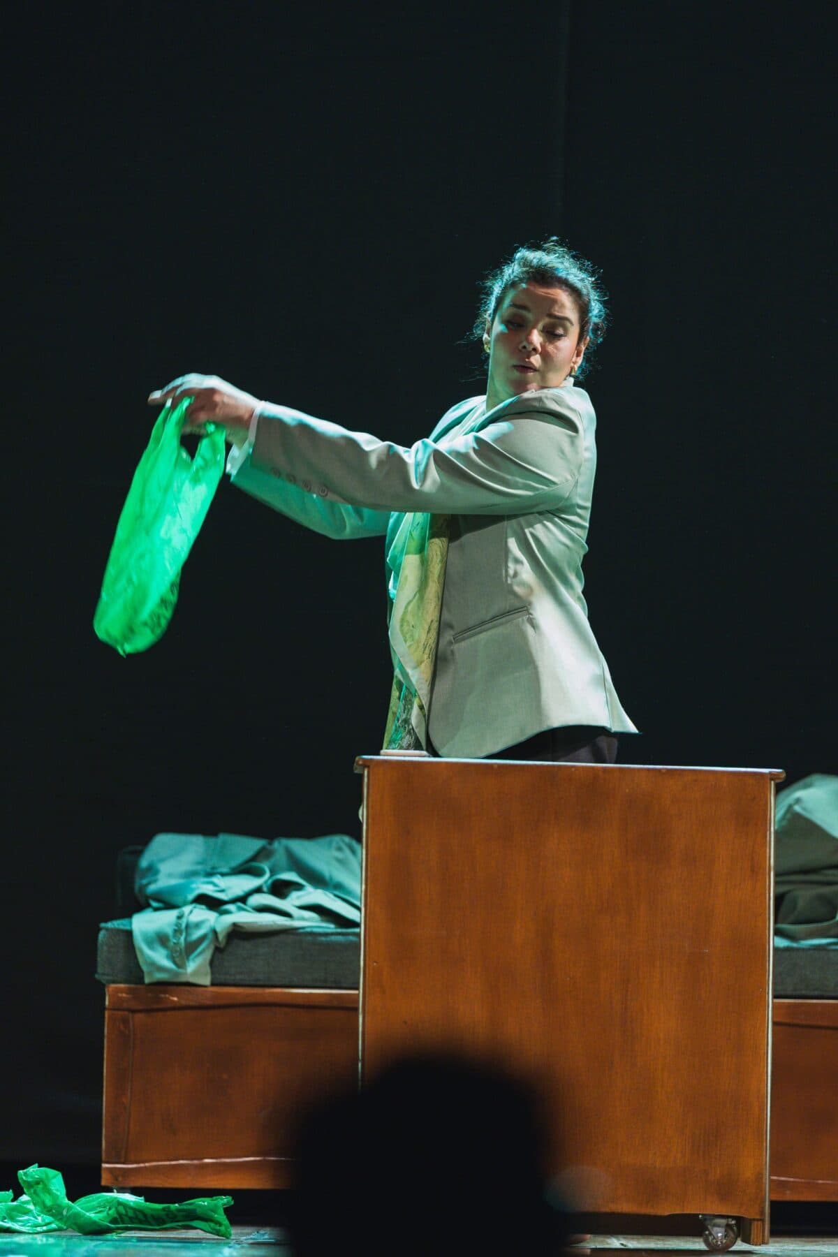 Microcosmo do neoliberalismo no palco — Um dia de semana qualquer