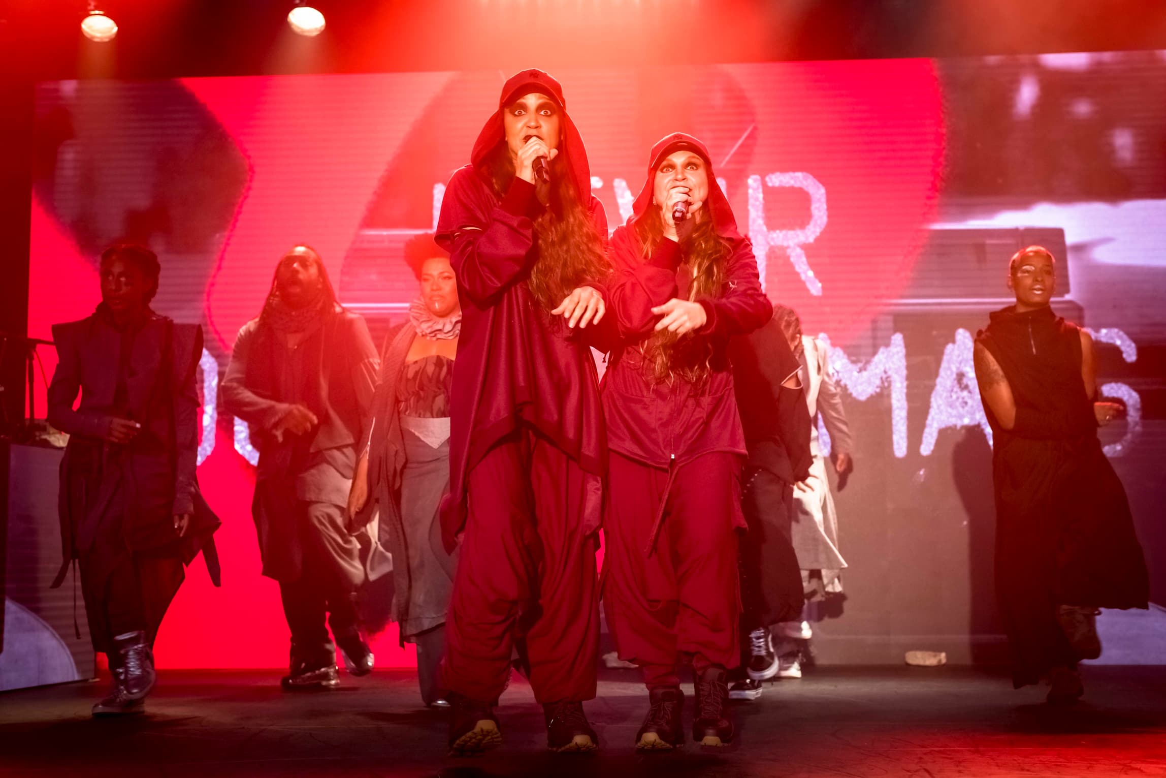Cena de Hip Hop Hamlet, do Núcleo Bartolomeu de Depoimentos, com elenco em ação sob luz cênica e atmosfera urbana