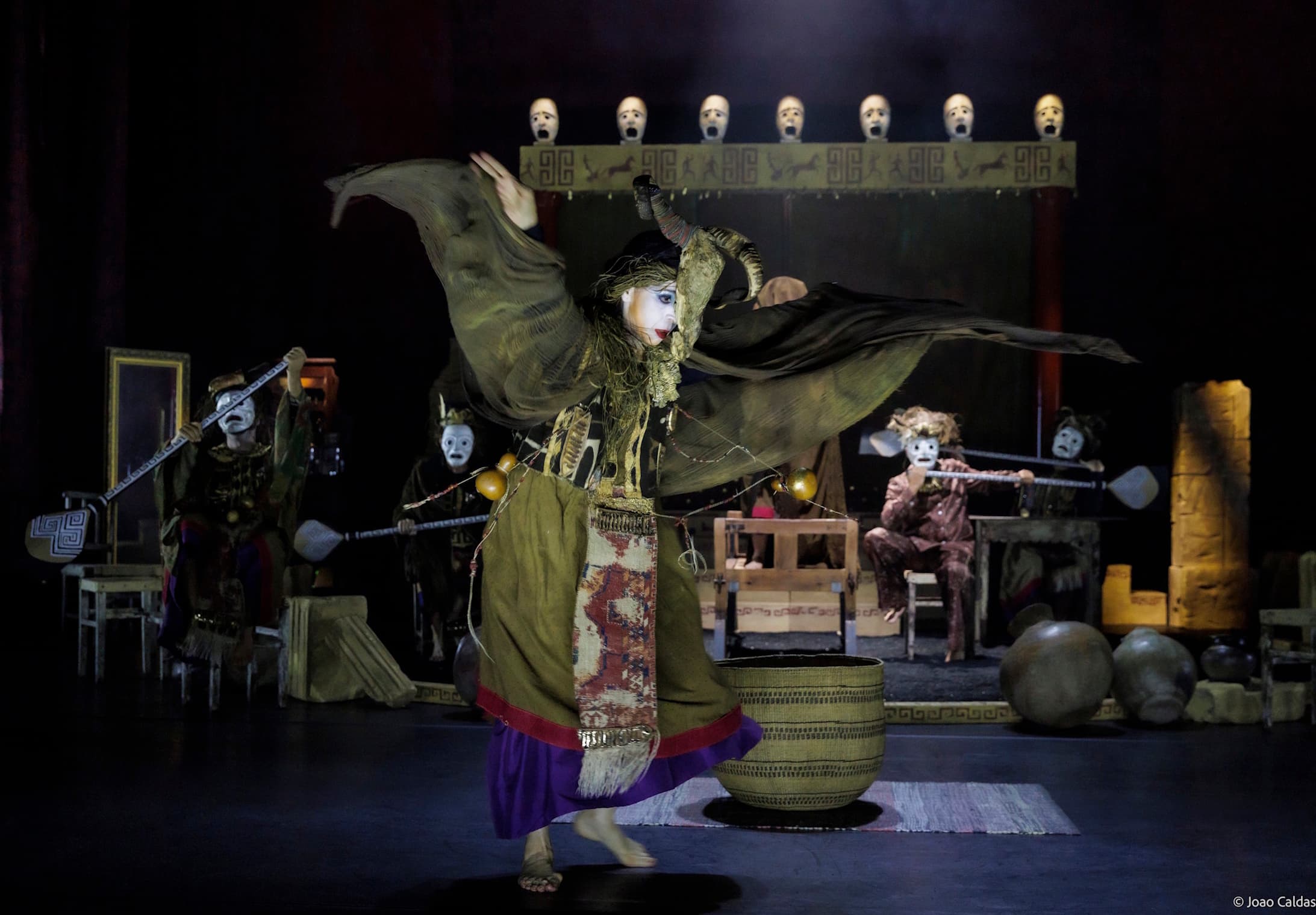 Cena de Medea (de Sêneca), direção de Gabriel Villela, com dispositivo de palco em camadas