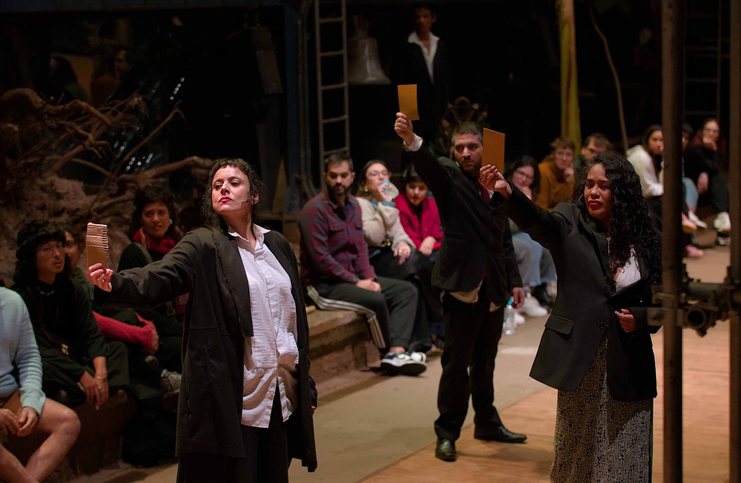 Cena no Teatro Oficina com performers e plateia implicada na ação.