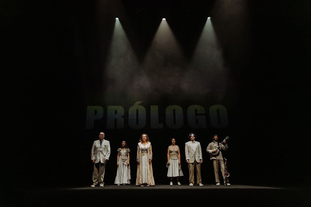 O núcleo branco ocupa o centro e a luz, carregando os vícios e gestos do teatro tradicional.