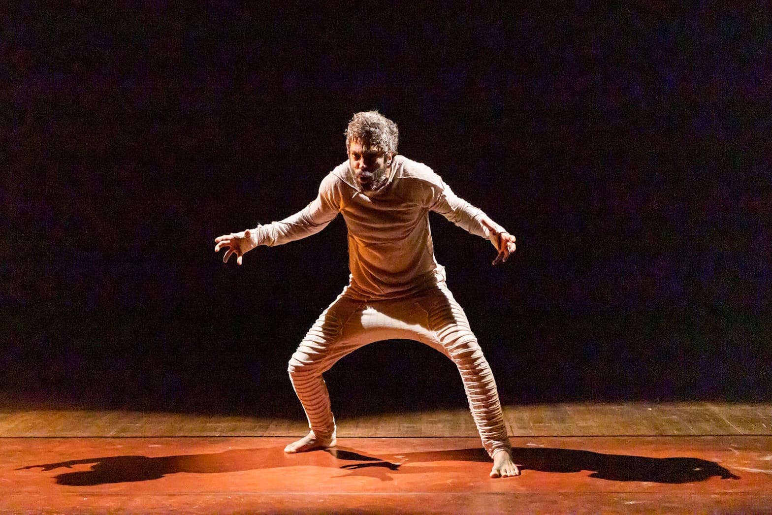 Vandré Silveira em postura que evoca o animal. Foto: @callanga / @amarelourca