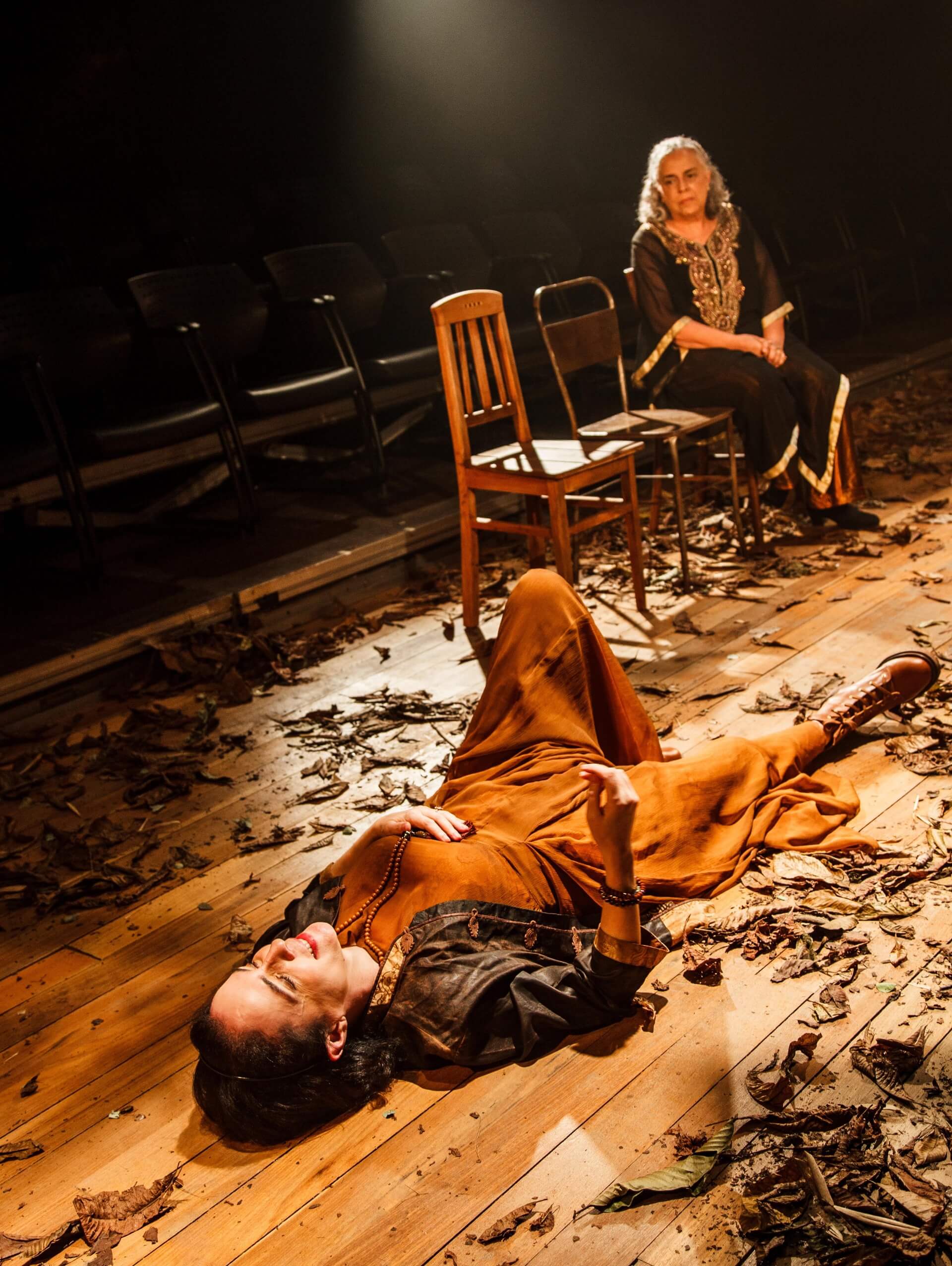 A MENINA ESCORRENDO DOS OLHOS DA MÃE