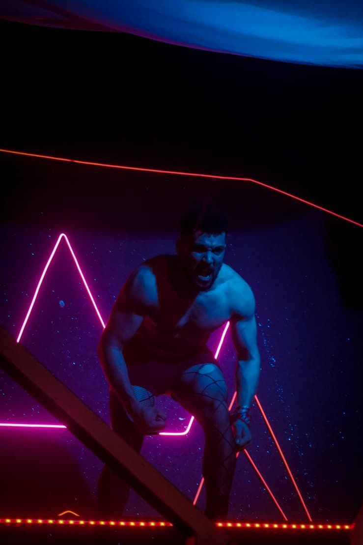 AMORES VERMELHOS SOB O SOL DE MORANGO