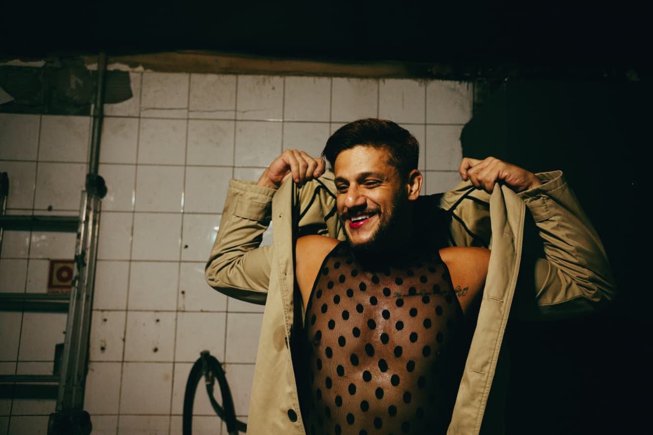 AMORES VERMELHOS SOB O SOL DE MORANGO