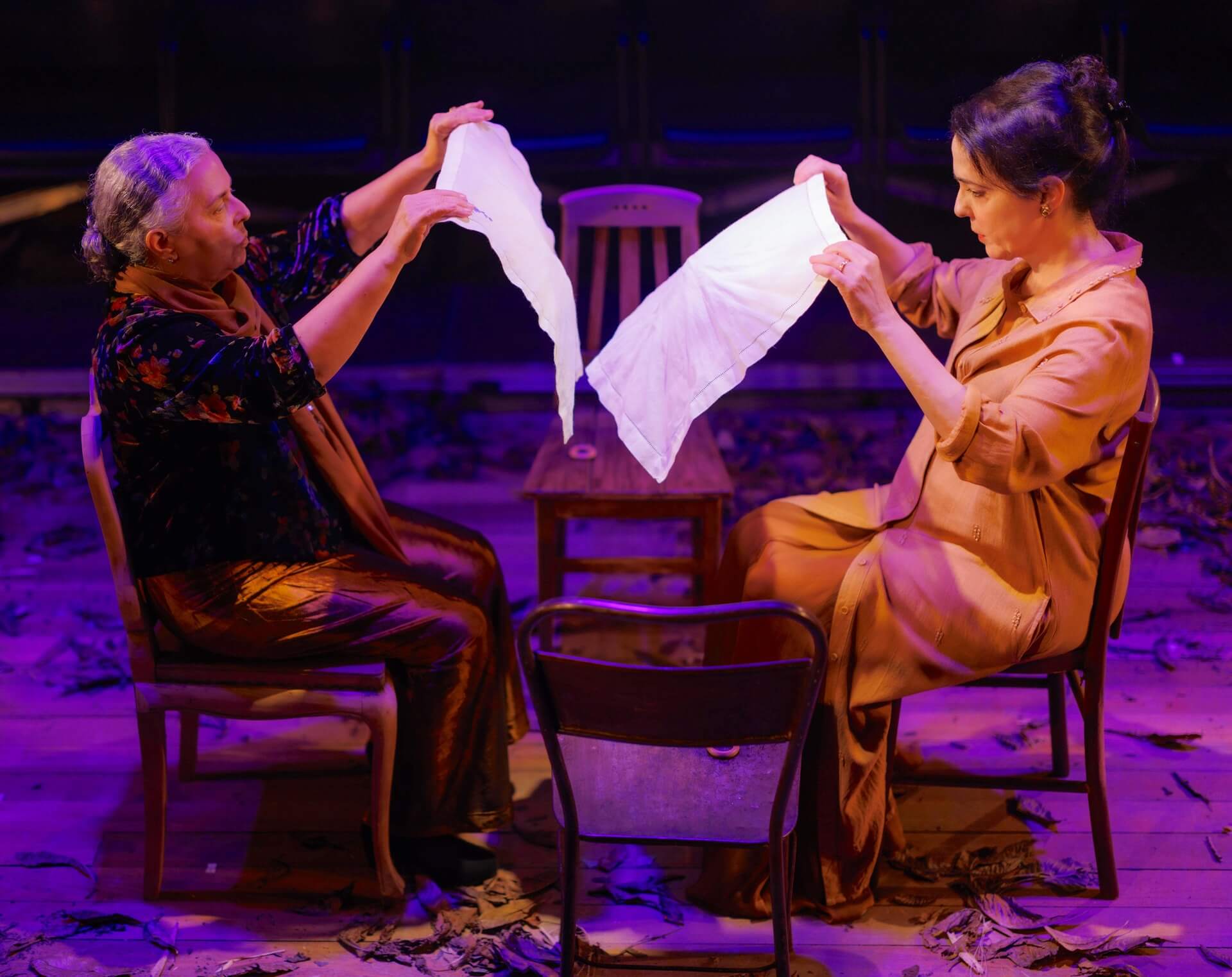 A MENINA ESCORRENDO DOS OLHOS DA MÃE