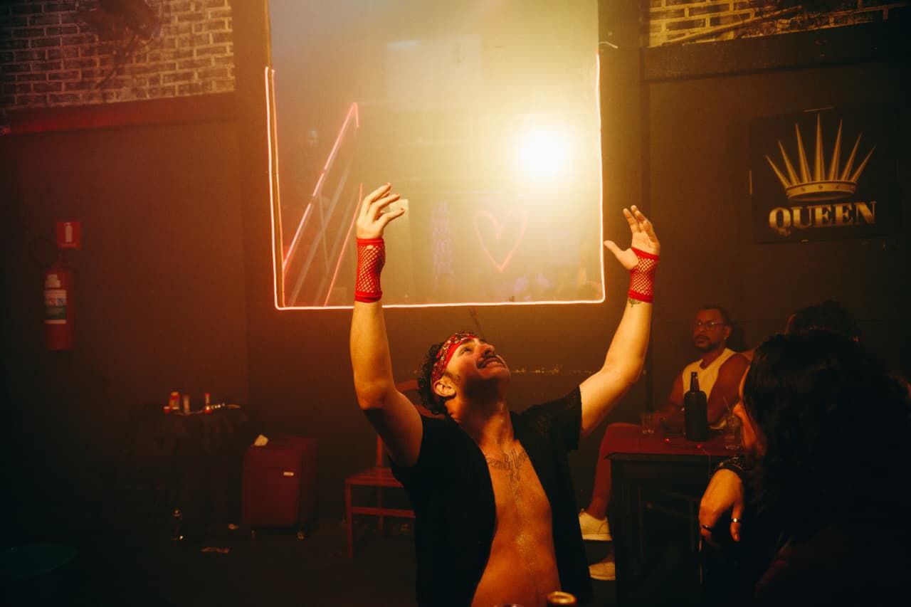 AMORES VERMELHOS SOB O SOL DE MORANGO