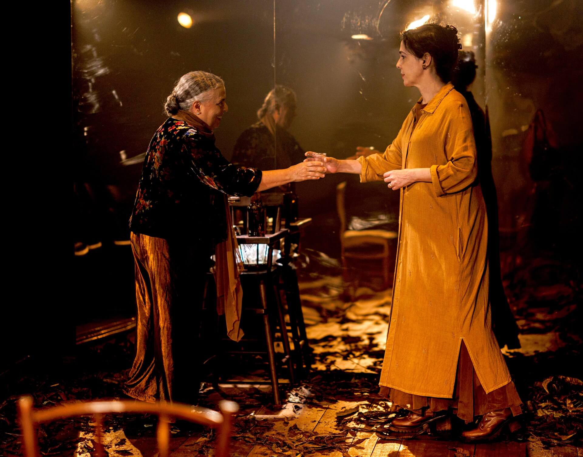 A MENINA ESCORRENDO DOS OLHOS DA MÃE