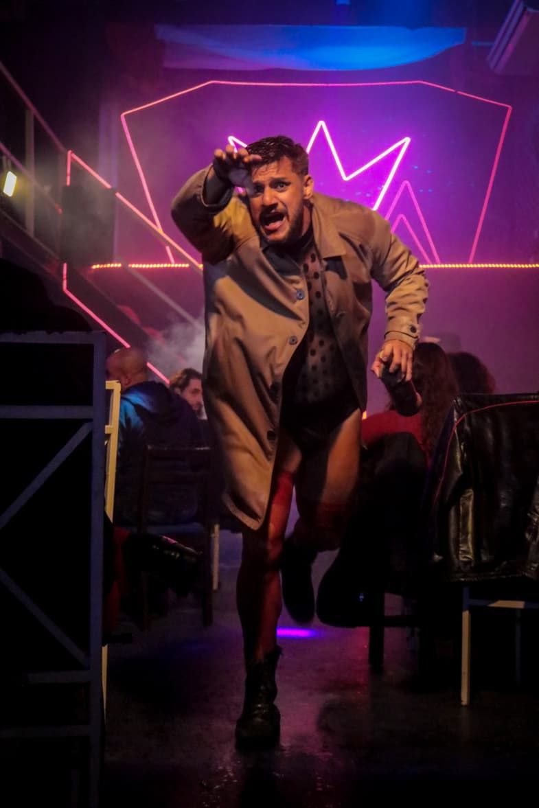 AMORES VERMELHOS SOB O SOL DE MORANGO