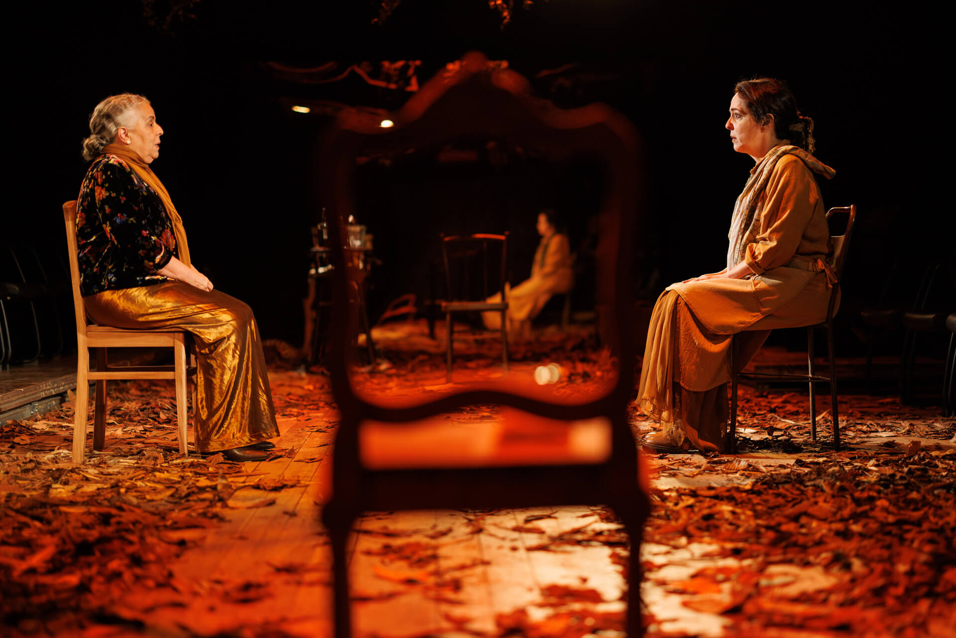 A MENINA ESCORRENDO DOS OLHOS DA MÃE