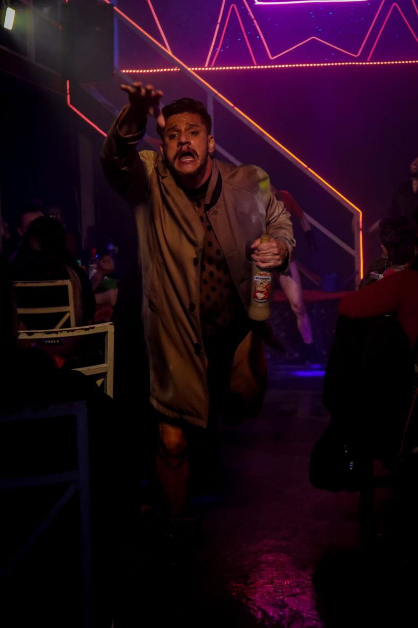 AMORES VERMELHOS SOB O SOL DE MORANGO