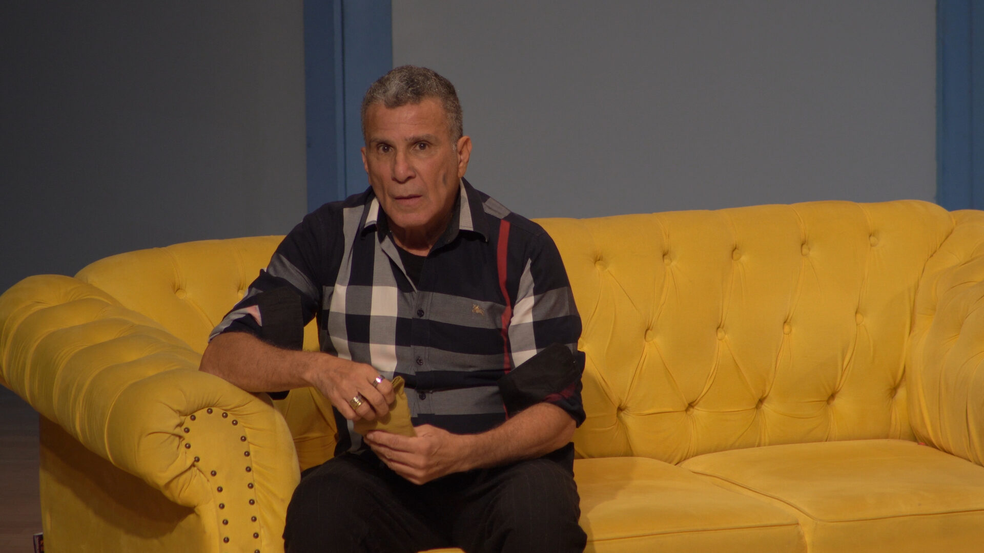 ALUGA-SE UM NAMORADO