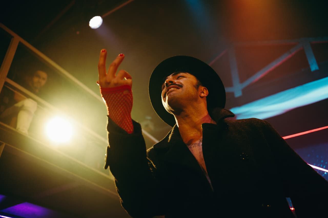 AMORES VERMELHOS SOB O SOL DE MORANGO