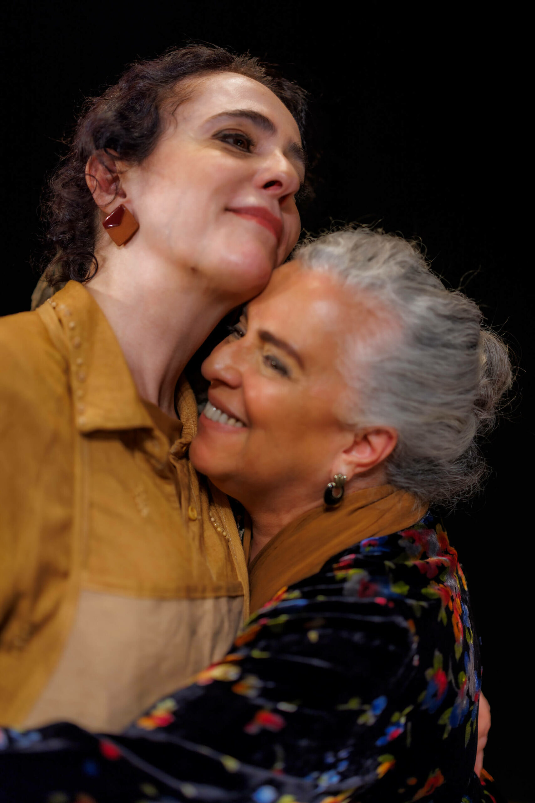 A MENINA ESCORRENDO DOS OLHOS DA MÃE