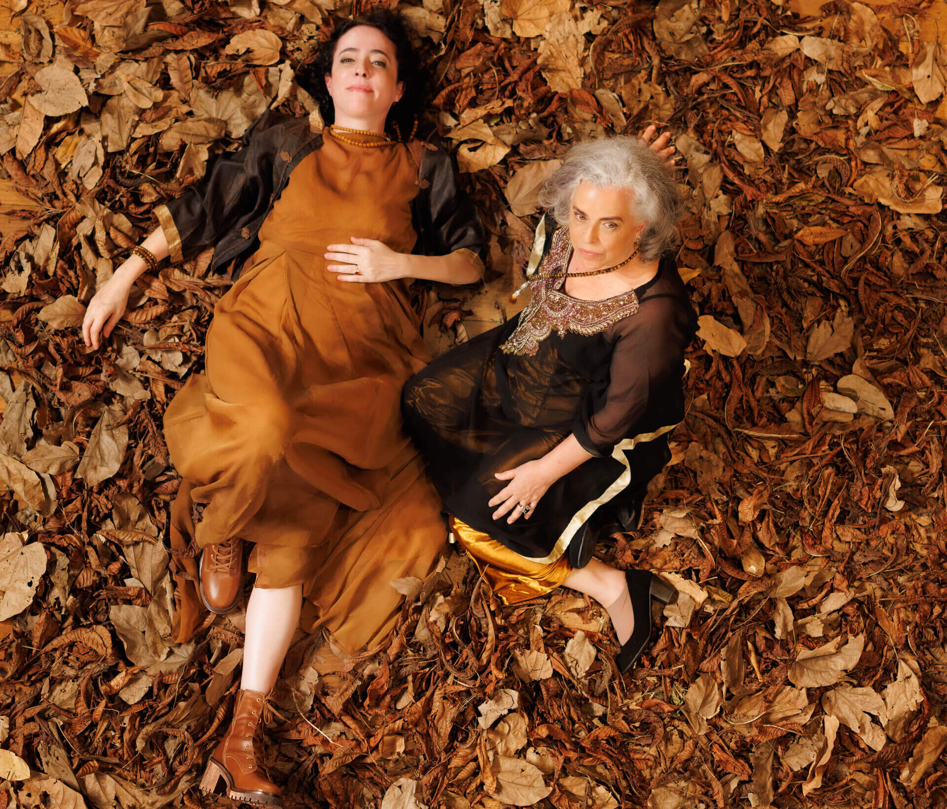 A MENINA ESCORRENDO DOS OLHOS DA MÃE